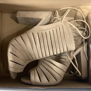 Wilds diva lounge block heel tan with string